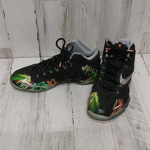 Nike size 10 men's LeBron basketball sneakers